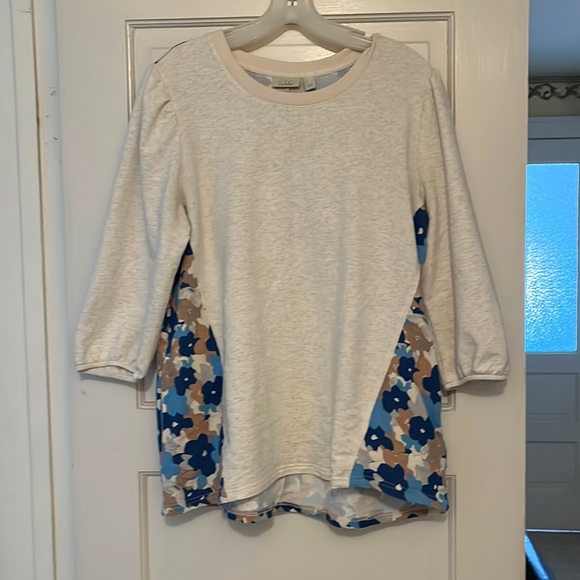LOGO by Lori Goldstein Tops - This shirt has pockets!!!!!